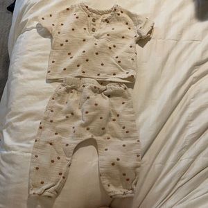 Q by Quincy Mae. 6-12 months. 2 piece set.